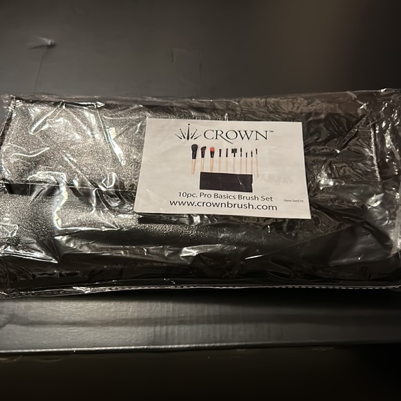 🛁Brand New Crown 10-Piece Pro Basics Brush Set plus fold up case M77 - Picture 5 of 9